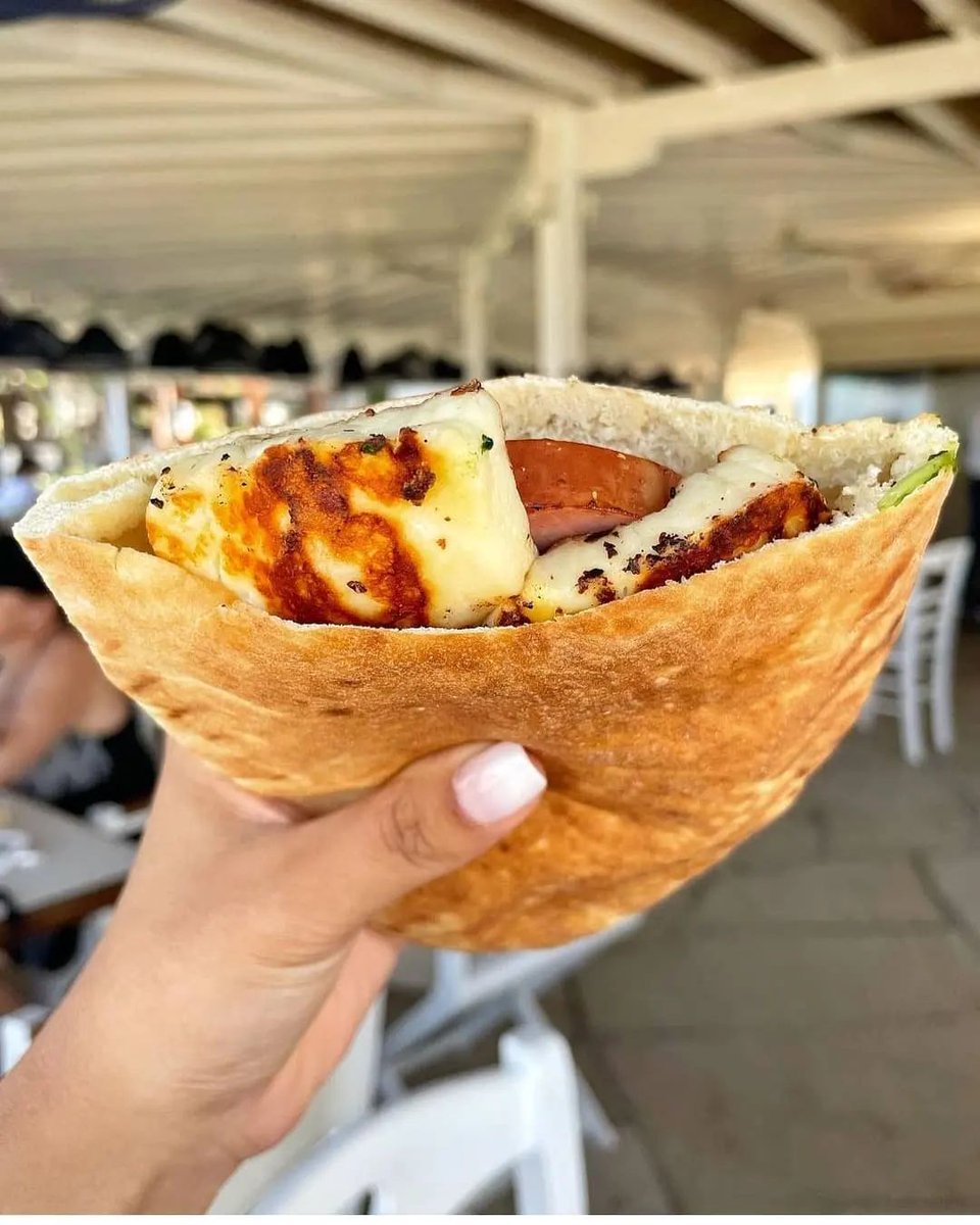 CyprusPassion's tweet image. Greetings from Cyprus with some #halloumi cheese in the pitta! 🇨🇾🤤

Credits ladyandthefood.eats (IG)