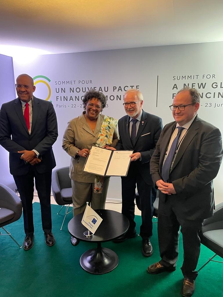 🇧🇧🇪🇺At the Paris Summit for a #NewFinancingPact, with the support of @EU_Partnerships, EIB President @WernerHoyer and PM @MiaAmorMottley of Barbados signed a MoU to boost cooperation & investment for #ClimateAction and healthcare resilience in Barbados.
➡bit.ly/3Pvzyi6