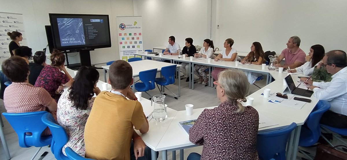 easoahoetahortz's tweet photo. "Osasuna eta Biozientziak I. Transferentzia Jardunaldia" Aho-Hortz Higienea mintegian @EASOPolitek. Bertan @upv/ehu -tik Zelula Biologia eta Histologia Saila eta NanoBioCel, #DomoTEK enpresa eta #ESTNA Eskola, Hortzen Ama Zelulen inguruan solasean. Oso interesgarria, Milesker! https://t.co/wlrna1q9M8