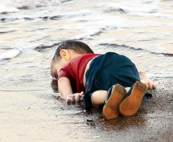 Il bambino dalla maglietta rossa
#AlanKurdi
#bambini #rifugiati  
#maipiù