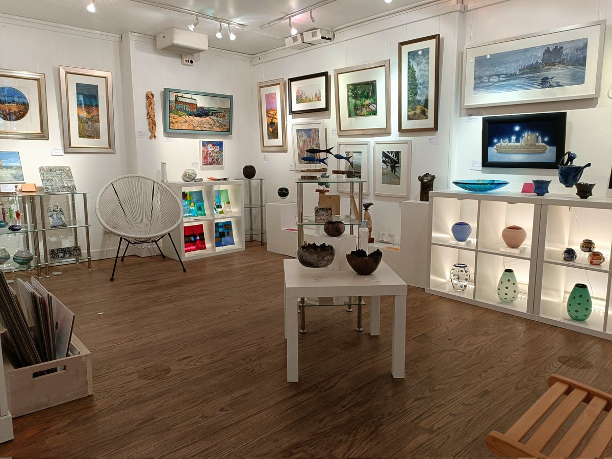 Are you heading to @ARTNIGHTUK in Dundee tomorrow? We'll be open so do come in for a browse and a glass of wine.