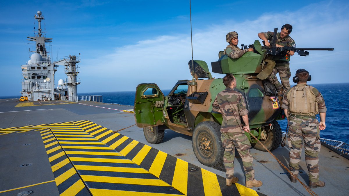 armeedeTerre's tweet photo. #PointTopo 🧭🚢 avec la #MissionJDA 🌎
➡️ Activité rare sur un porte-hélicoptères amphibie : du tir aux mitrailleuses 12,7 et 7,62 mm💥 depuis 2 VBL sur le pont d'envol !
Carton plein pour le groupement tactique embarqué avec la @MarineNationale 🎯
#SoldatsOps #ToujoursEtPartout https://t.co/QIxyXbida9