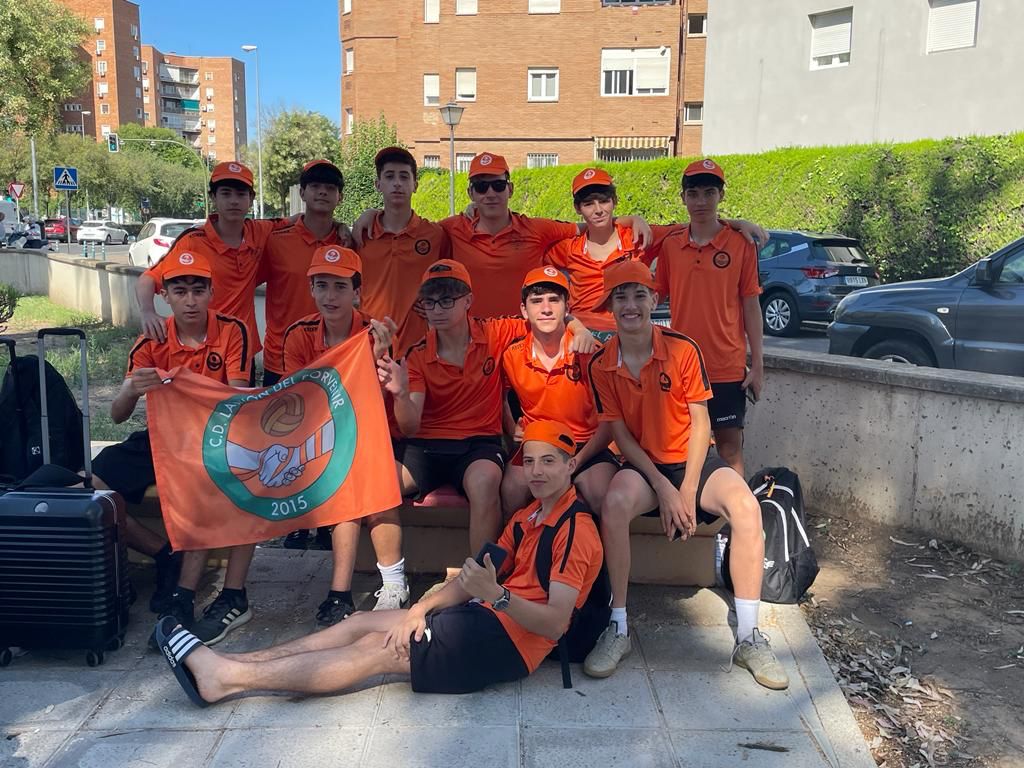 LaUnionPorvenir's tweet photo. 🌴🚍🧡 ¡¡Rumbo a Marbella!! ¡Ha llegado el día!
La Unión ha inundado esta mañana de naranja El Porvenir, punto de partida de la gran expedición a la Costa del Sol.
Cánticos, ilusión, entusiasmo... Una Orange Party para vivir una experiencia inolvidable. !Come on!
#gotothebeach https://t.co/y3IxX8LQ2h