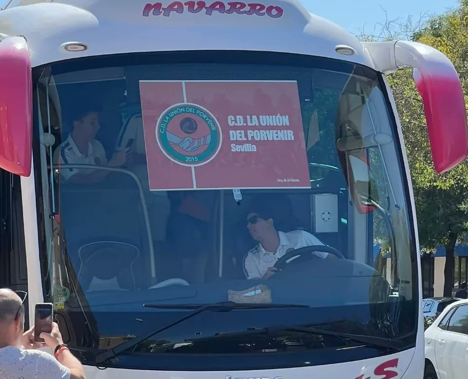 LaUnionPorvenir's tweet photo. 🌴🚍🧡 ¡¡Rumbo a Marbella!! ¡Ha llegado el día!
La Unión ha inundado esta mañana de naranja El Porvenir, punto de partida de la gran expedición a la Costa del Sol.
Cánticos, ilusión, entusiasmo... Una Orange Party para vivir una experiencia inolvidable. !Come on!
#gotothebeach https://t.co/y3IxX8LQ2h
