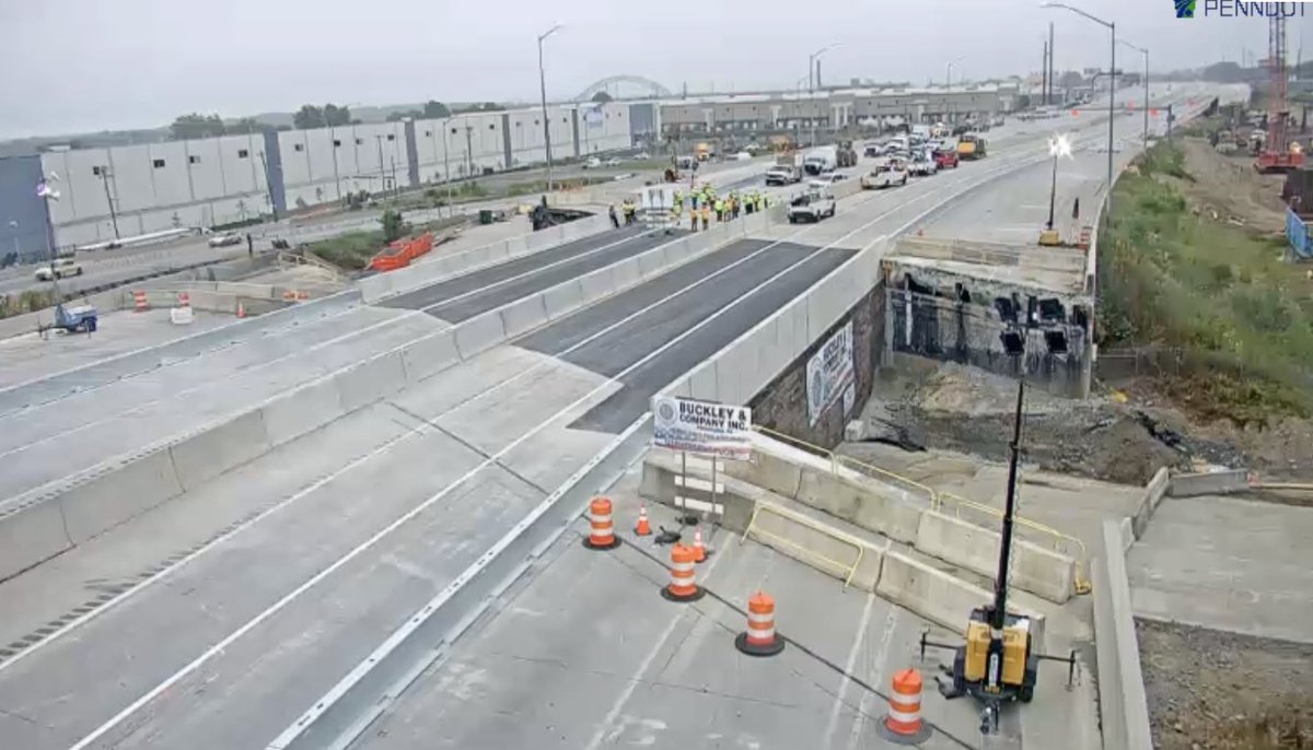KYWRadioTraffic's tweet photo. 95 will begin the reopening process today at noon
First the crews will reopen the SB lanes, this process will take about an hour to reopen the SB lanes
Crews need to remove over 3 miles of cones and then uncover signs they put in place last night warning drivers of the chenges https://t.co/GsVKSrl3Ge