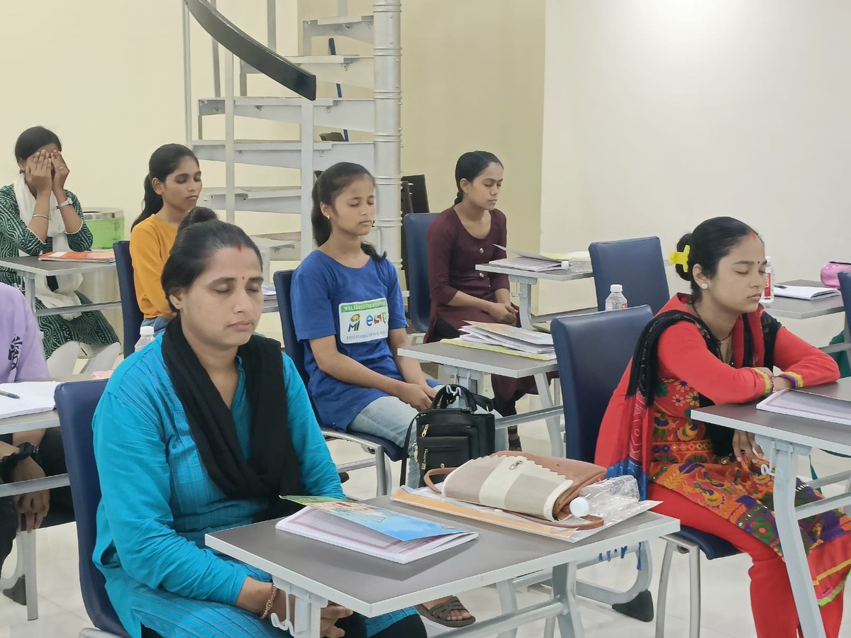 Actionforchang5's tweet photo. Yes I Can Foundation conducts a special training for underprivileged girls at World Trade Centre. As caregivers, focusing on work stress and 'Burn Out.' Grateful to Mr. Mangal Prabhat Lodha, Mr. Rahul Narvekar, Adv. Nirmala Samant Prabhavalkar, and our dedicated team.
#yesican https://t.co/gCR45kNp58