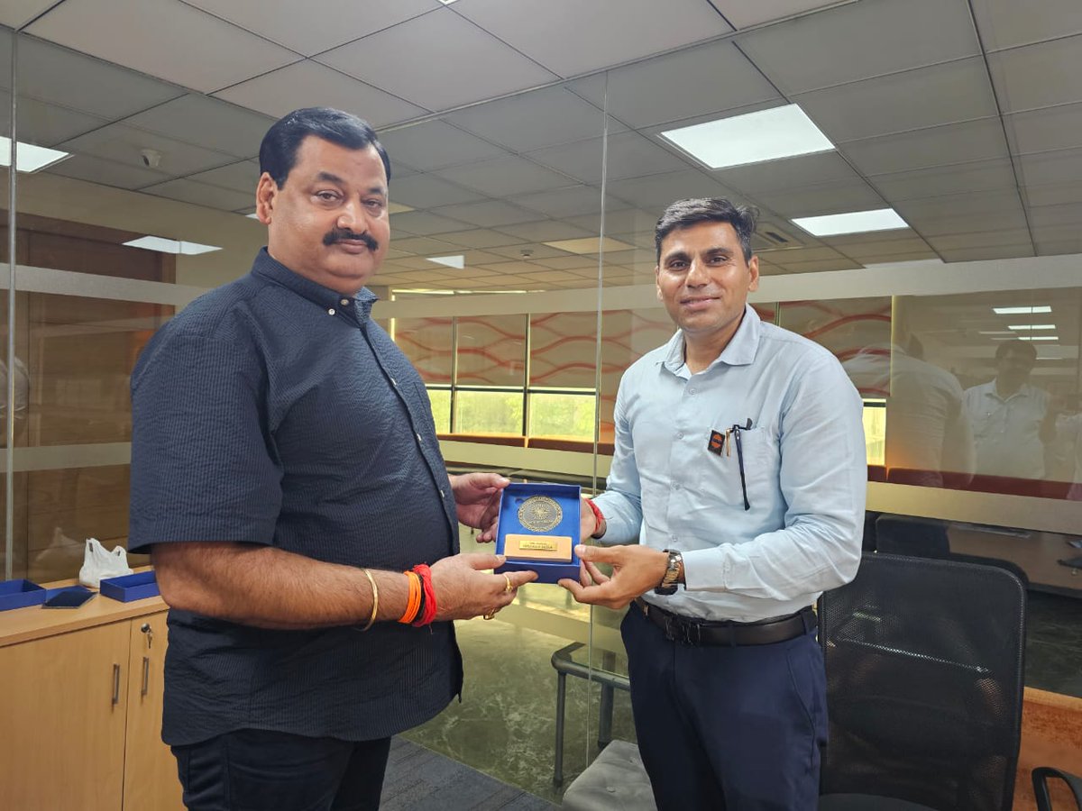 @CMO_Odisha @Media_SAI @sports_odisha @IndiaSports Mr. Devesh Chauhan, Olympian, Arjuna Awardee, and Coach of Indian Oil Hockey, visited Hockey India on Friday and was presented with a memento by Hockey India Secretary General Shri Bhola Nath Singh.

#HockeyIndia #IndiaKaGame