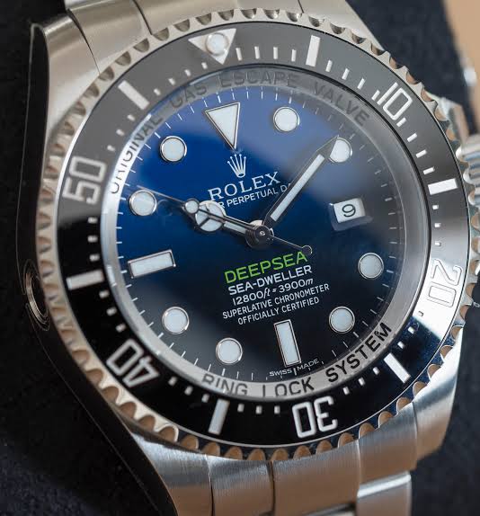 James Cameron, Titan denizaltısıyla ilgili açıklama yaparken kolunda 3900 metre su geçirmezliğe sahip Rolex Deepsea D-Blue var.