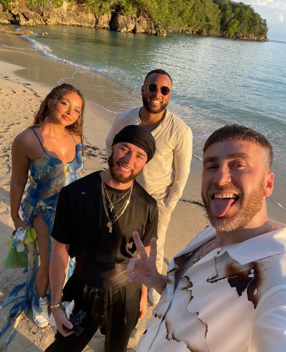 New picture of Jade Thirlwall (@jadethirlwall) with friends at Leigh-Anne’s wedding in Jamaica. 🇯🇲