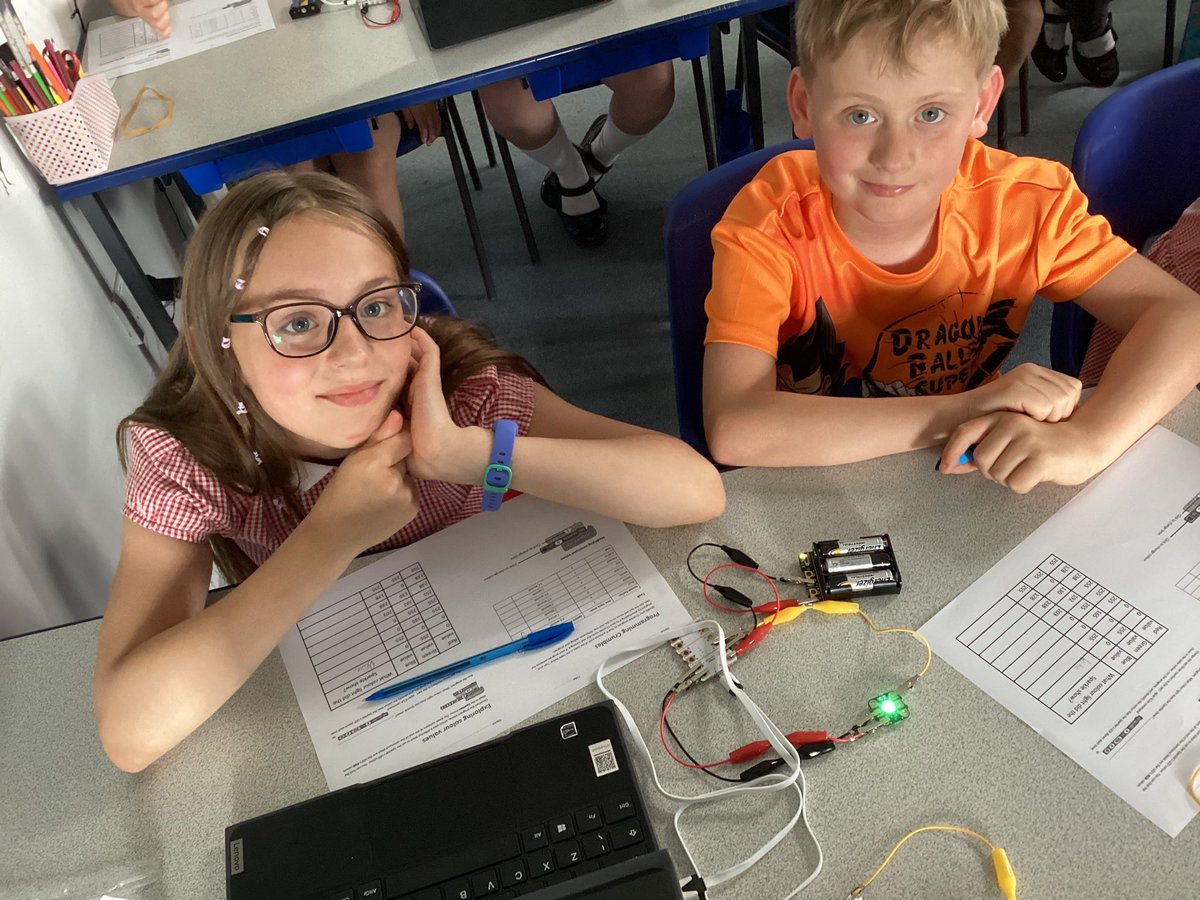 MoorlandsHudds's tweet image. Year 5 have been busy coding crumbles and getting our sparkles to change colour and flash #mpsyear5 #mpscomputing