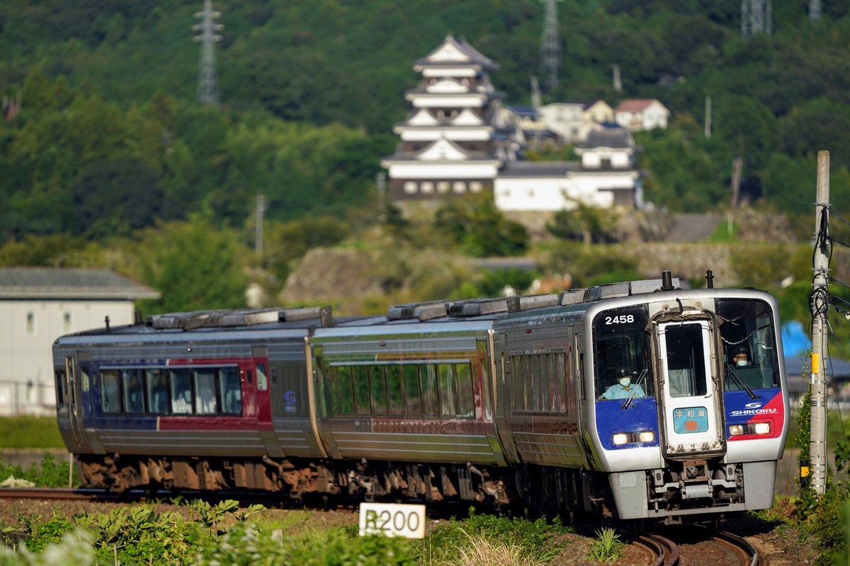 2458の前照灯がLEDに交換された。
シールドビームヘッドライトさようなら。
登場から28年に渡り四国の鉄路を照らし続けた電球の柔らかな光はもう見れない。