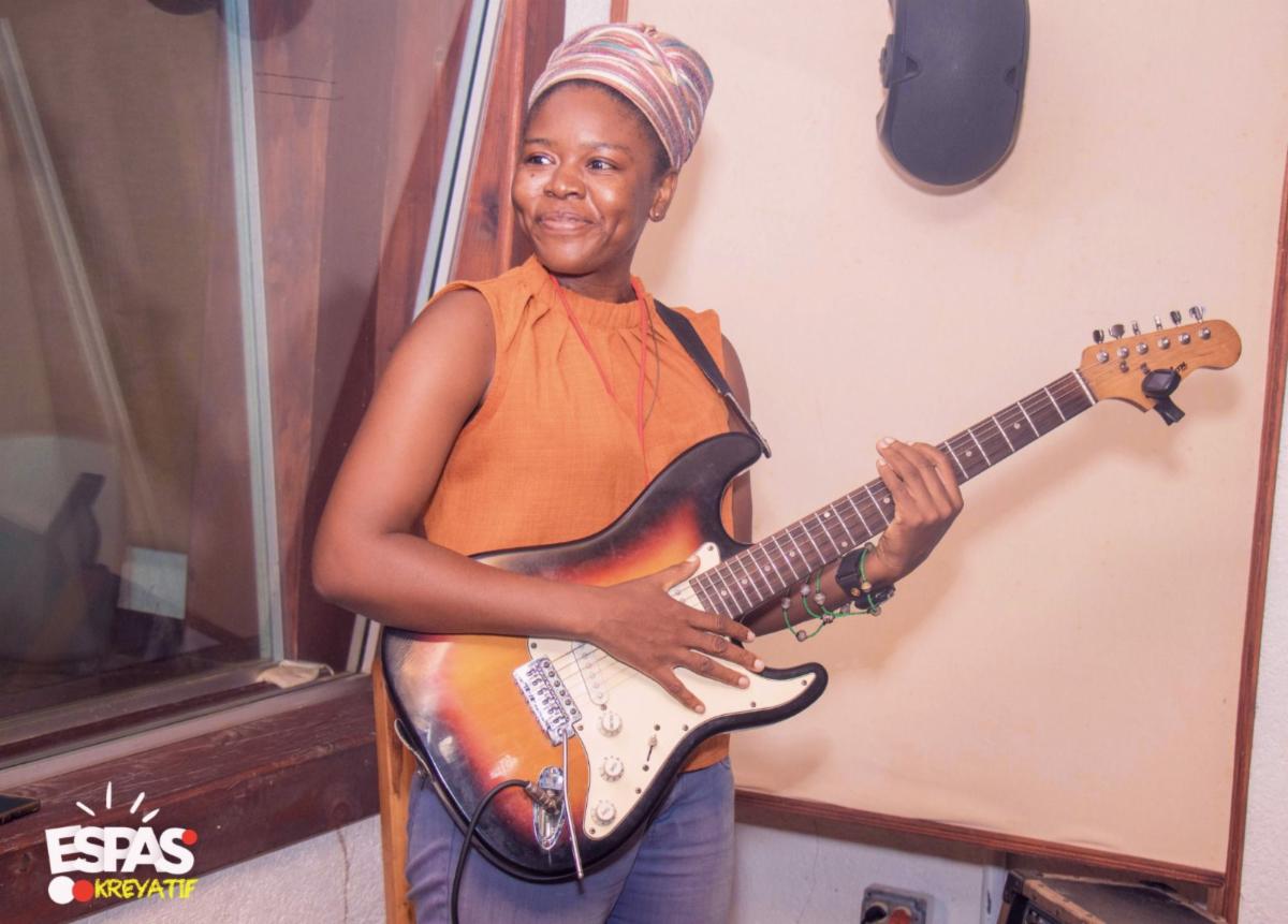 Knocking On the Doors of Artists to Help Artists. Kote atis yo? Ede nou genyen. For the past two decades, artists have been sharing their knowledge, time and resources to incubate the next talent. WE NEED YOU! Nou bezwen ou. conta.cc/3JQSxAj
conta.cc/3NJKlUJ