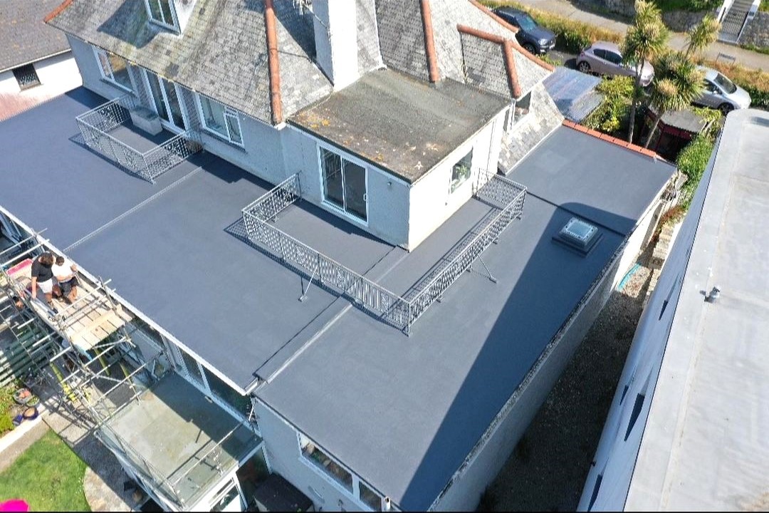 RestecRoofing's tweet photo. We love to see contractors sharing their quality projects!
Check out this fantastic Restec #Flexitec2020 installation recently completed by Cornwall Roofing Ltd 💯
Stunning work by the team👌
#flatroofinguk #roofingcontractor #grproofing https://t.co/6Hz4IKnCRw