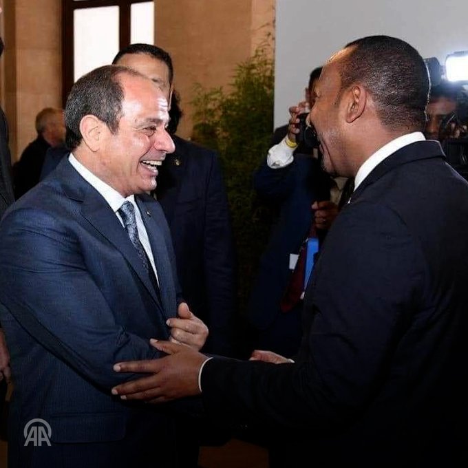 ashraaf_alsaad's tweet photo. اللي مذاكر تاريخ الرئيس #السيسي  هايلاقي الرئيس السيسي طوال تاريخه فى نفخ كبار الشخصيات يبدأ قبل النفخ بعام فى إرسال إشارات لمن عليه الدور فى النفخ ويحذره مرة واتنين ثم يقابله بمنتهى الحميمية وتجدهم يضحكون ثم بعدها بفترة قليلة يتم النفخ وارجعوا لتاريخه مع #الاخوان وجنينة وغيرهم https://t.co/ctBux2U3I1