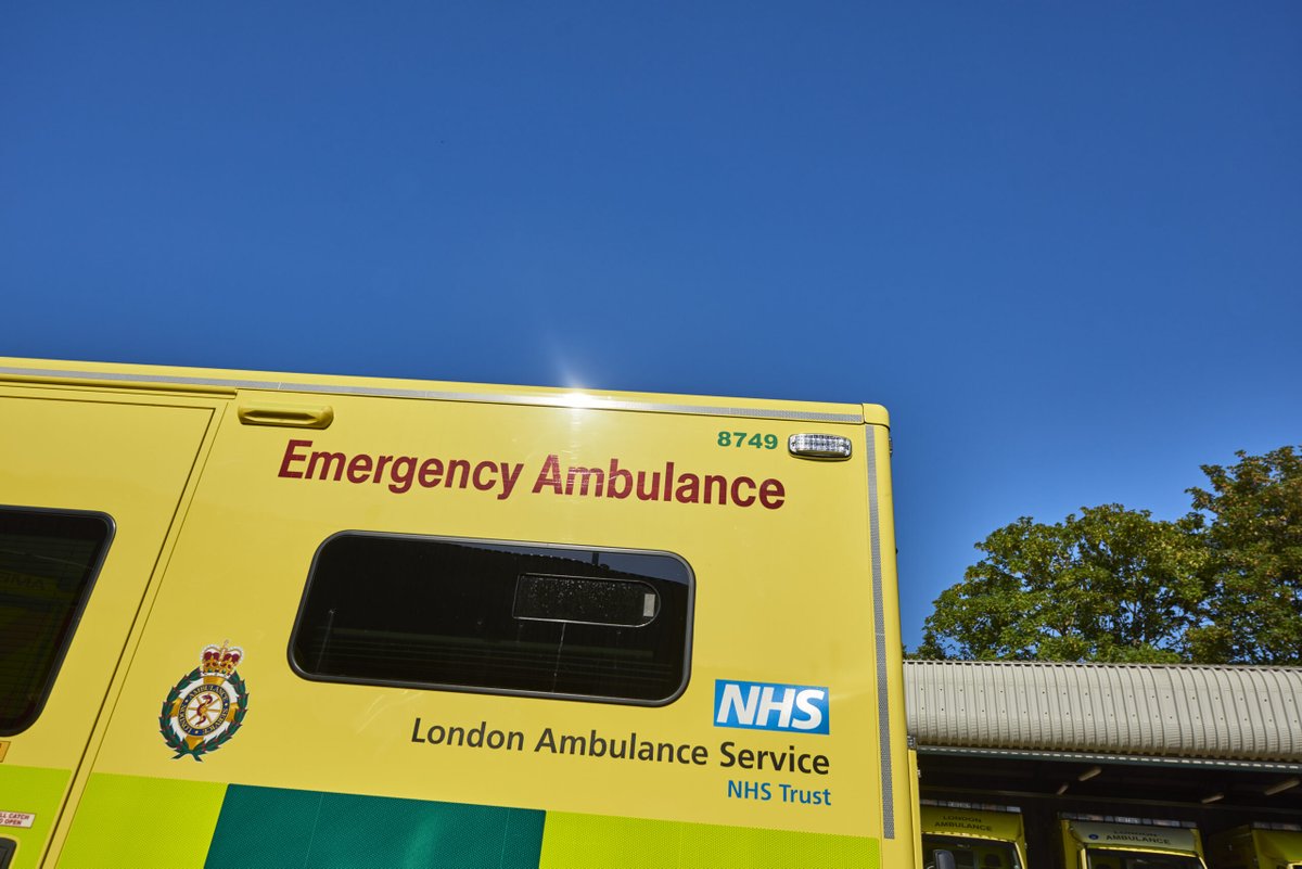 We're getting ready for another very warm weekend in London!

Please #HelpUsToHelpYou by:
💙 staying hydrated
🌞 using sun cream when outside
💊 carrying your medication
⛱️ finding shade
✅ using 111 Online if it's not an emergency

⚠️ Heat can make pre-existing conditions worse.