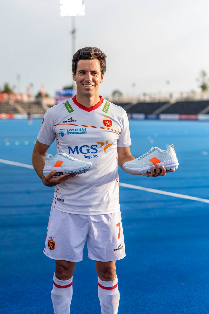 Someone can't wait to try out our new AeroCage shoes!

<a href="/QuiqueCastejon/">Quique Glez Castejón</a> 

#StickItToTheWorld #ComingSoon

grays.hockey/aerocage