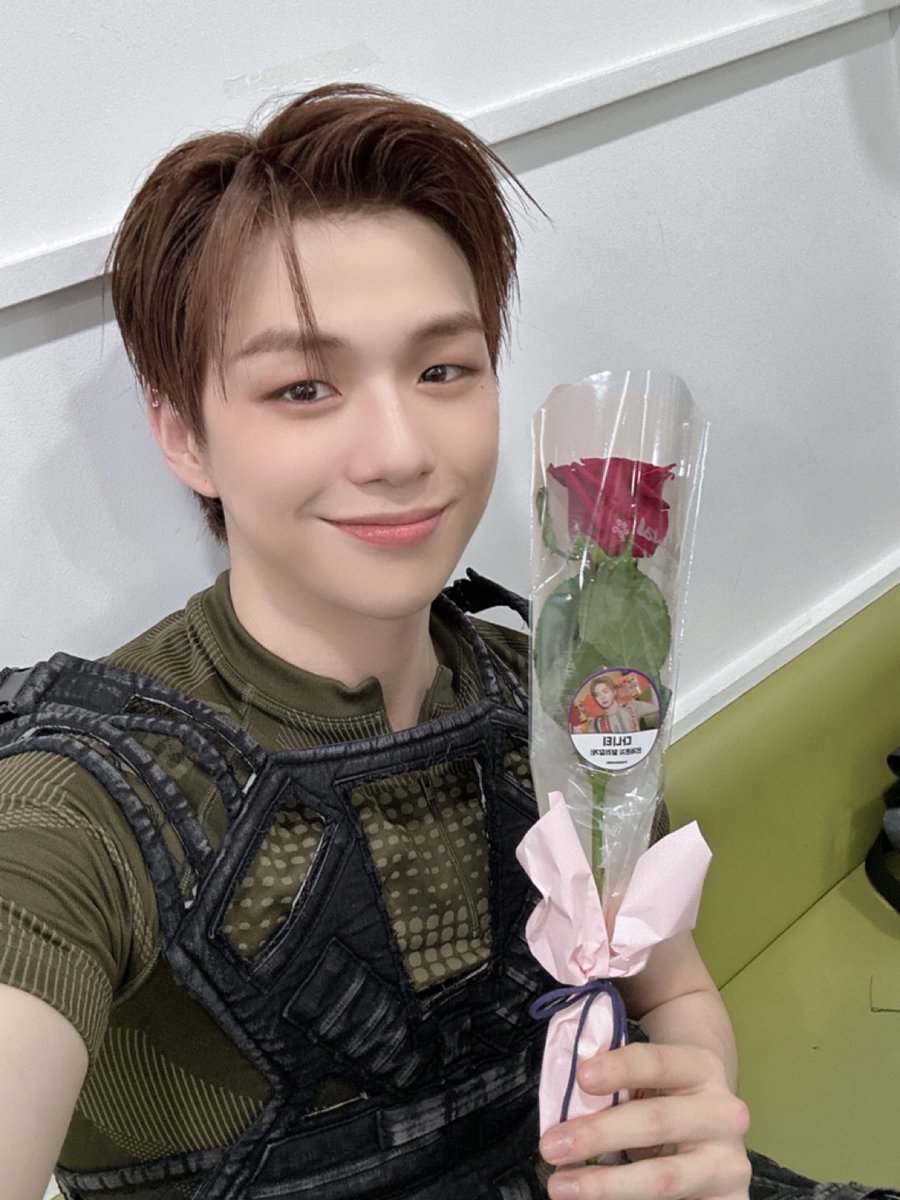 [#Oh녤]
230623 #뮤직뱅크 완료💗

다니티를 향한 장미꽃🌹
마음에 드셨나요?
여러분 함성 소리에 더 힘이 났어요👍🏻
우리 내일 또 만나요❣

#강다니엘 #KANGDANIEL
#REALIEZ #SOS