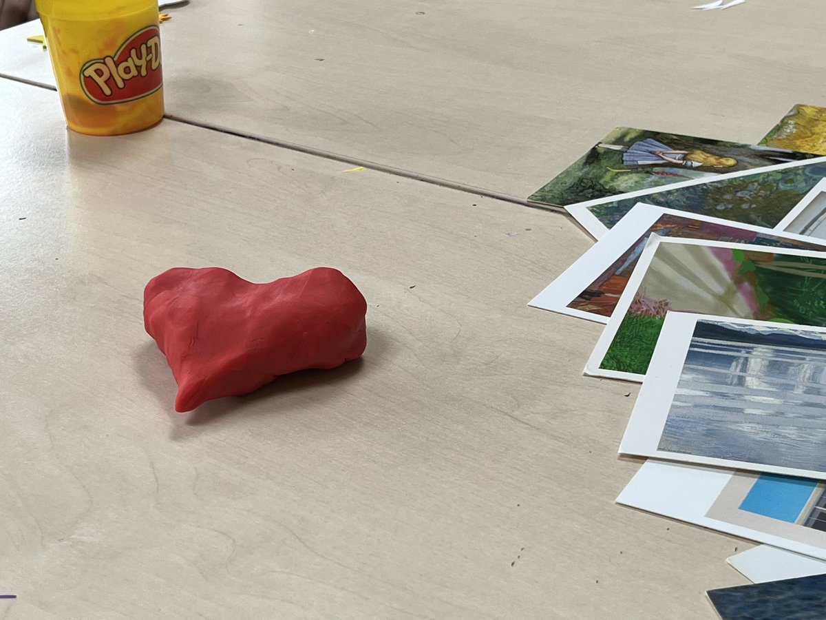 We used play dough to think about change at ACMH today and one service user moulded a brain ,changing it into a heart to symbolise a move from overthinking to loving herself more.🥲💕@BDCFT @BDCFT_BLCharity @BD_CarerSupport #Wellbeing #selfcare