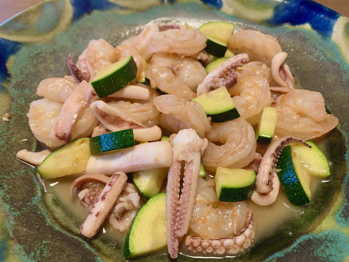 🥢今日の一品、🦐🦑バター醤油炒め Sautéed prawn and squid in buttery soy sauce.