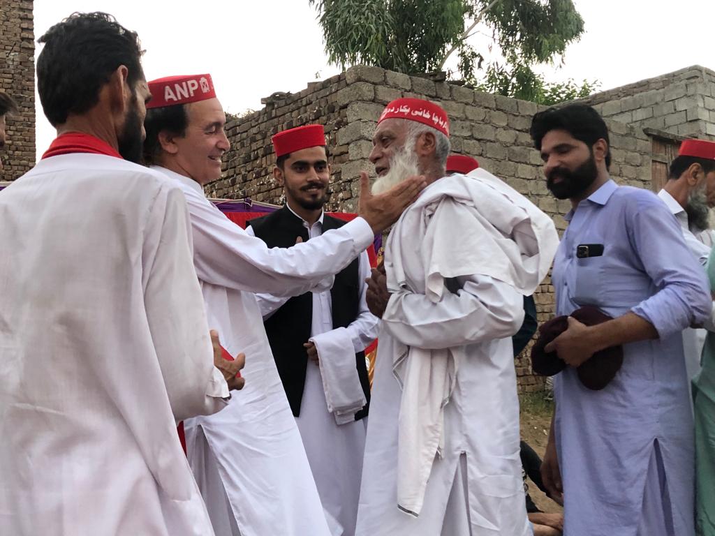ArbabAllahyar's tweet photo. Welcoming the PTI Councilor at Hindko Daman #PK71 #Peshawar.
#Vote4Laltain https://t.co/TuMDsaTlpi