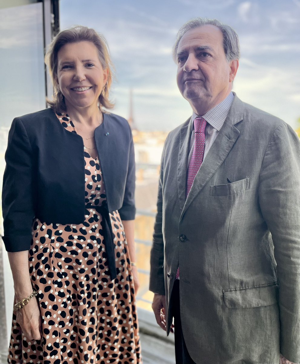 Bienvenue au nouvel Ambassadeur du Chili 🇨🇱 en France 🇫🇷 S. E. Raul Eduardo Fernandez Daza <a href="/Rfernandezdaza/">Raul Fernandez</a>, avec lequel je serai heureuse de travailler à l’approfondissement de la relation entre nos deux pays et nos deux Présidents. <a href="/ambafrancecl/">La France au Chili 🇫🇷🇪🇺</a>