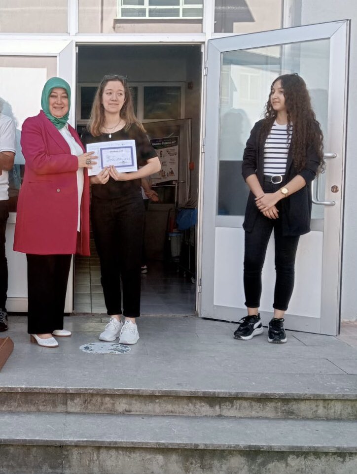 bart_bac's tweet photo. Okul Müdürümüz Şule AKÇA okulumuz öğrenci,veli ve ögretmenlerine  gayretleri için tesekkür ederek iyi tatiller diledi.  Okulumuzda derece yapan öğrencilerimize üstün başarı belgesi verilerek istiklal marşı ile karne töreni sona erdi.
@tcmeb @BartMem https://t.co/QWdCGUzuKk