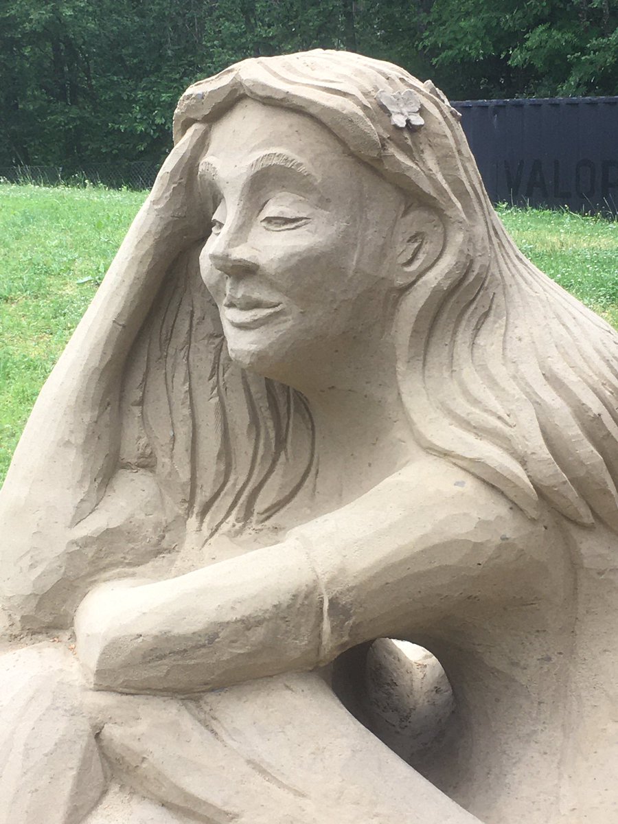 Juhannustaikoja ja maantaidetta Joensuun Botanialla: hiekkaveistosten kalevalainen mielenmaisema houkuttaa kesänpysähykseen: