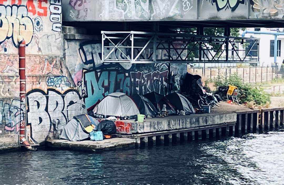 Wohnungslosigkeit ist auch Folge einer Politik, die Wohnen als Invest und nicht als Menschenrecht betrachtet. Politische Entscheidungen die soziale Ungleichheiten aufrechterhalten, richten sich gegen die Schwächsten.