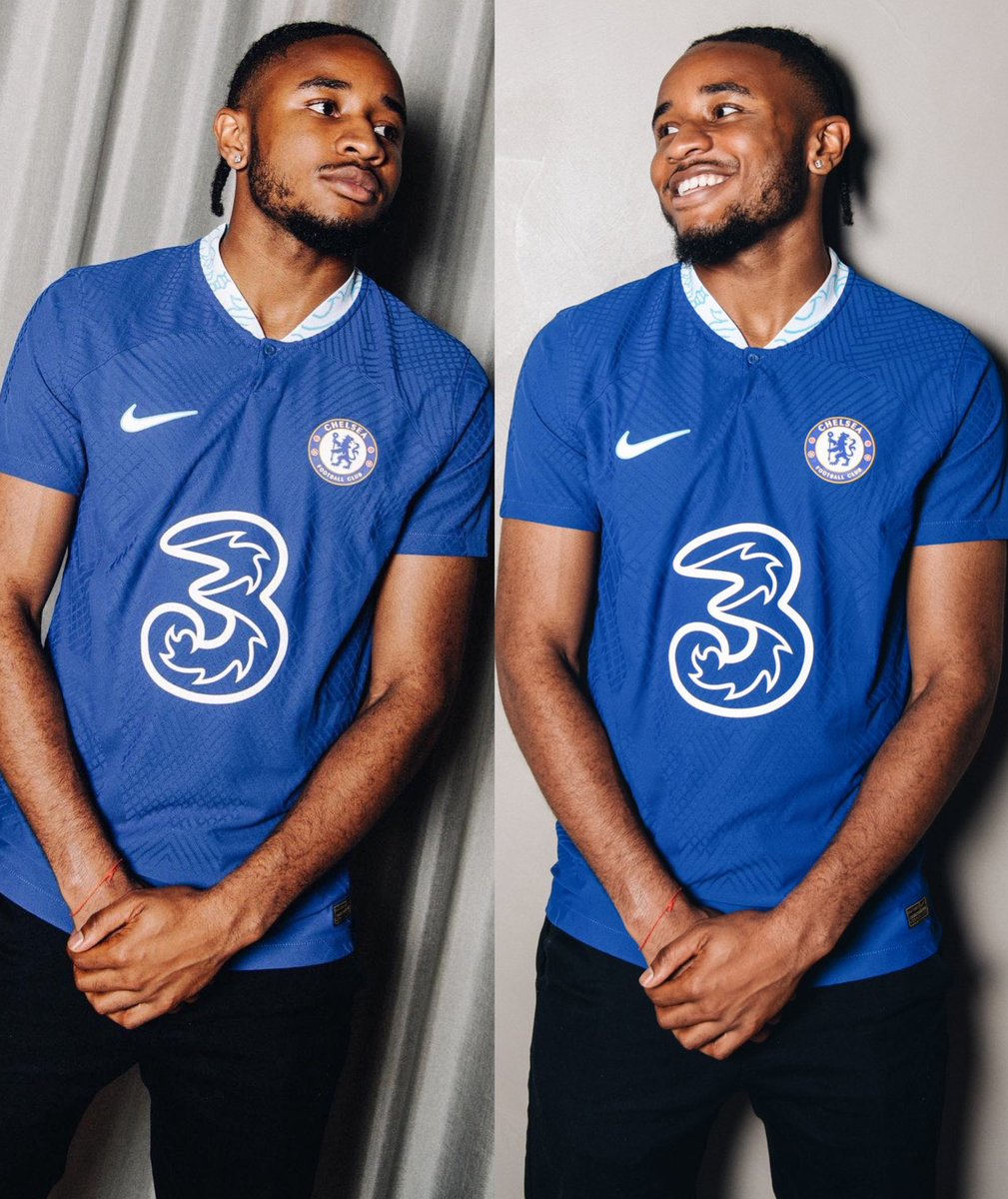 Christopher Nkunku in a Chelsea shirt for the first time… 📸 

#chelseaFC