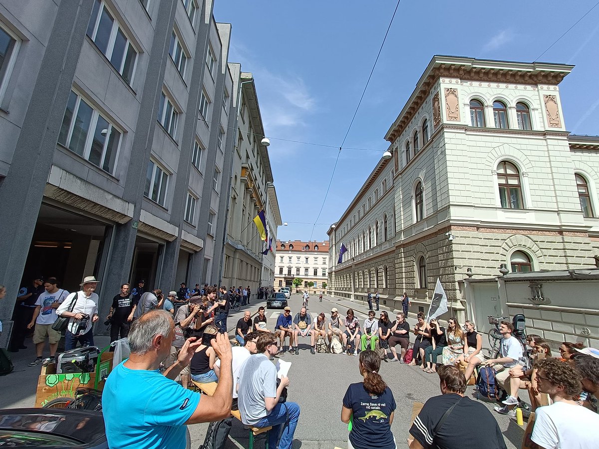 Izkoriščanje delavk_cev ter narave sta tesno povezana pojava. Z obema se soočamo zaradi kapitalistične gonje za profiti. Če želimo živeti v svetu prijaznem do ljudi in narave, se moramo soočiti s tem in razmišljati o alternativah. 
PODNEBNA SKUPŠČINA:
facebook.com/events/s/podne…
