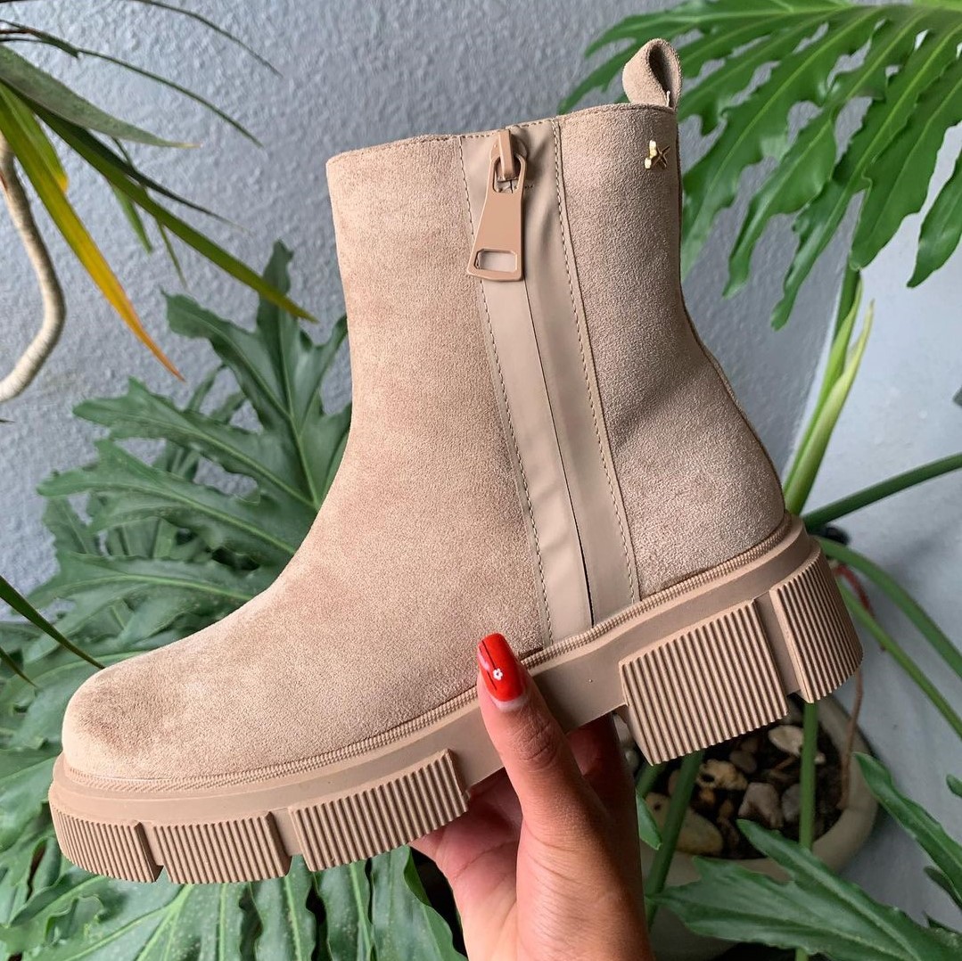 Officially obsessed with @__nerochiqqxx's new ankle boots 😍⚡ These suede beauties are not just a fashion statement, but a worthy investment in quality and comfort.  

Find her boots on the Payday Sale 🛒 --> tinyurl.com/4xhsw6nb 

#Zando #AutumnWinter #RockAndCo #MyZando