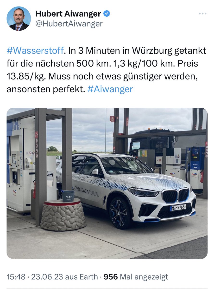 Ja, perfekt, dass an jeder Straßenecke eine Wasserstoff-Tankstelle ist und man rund das Achtfache an erneuerbarer Energie benötigt im Vergleich zu einem Batterie-Elektroauto. 🥳