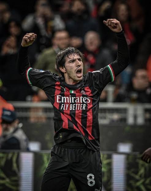 Milanistwit's tweet photo. Milanisti dari kecil, mimpi jadi kenyataan jadi pemain Milan. Minta izin ke Gattuso buat pakai nomor 8.
Pemain yang banyak diharapkan fans buat jadi bandeira Milan dengan totalitasnya setiap pertandingan.

Grazie Sandro, arrivederci !!
MILAN PER SEMPRE !!!
❤️🖤 https://t.co/mhAB8NxkVK