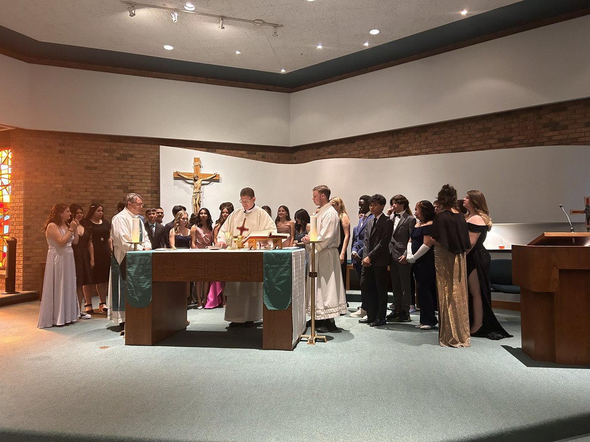 Congratulations to our Grade 8 Graduates! Students, parents, and staff enjoyed a beautiful celebration last night and a fun- filled reception. Good luck on your educational journey! 🥳🧑‍🎓