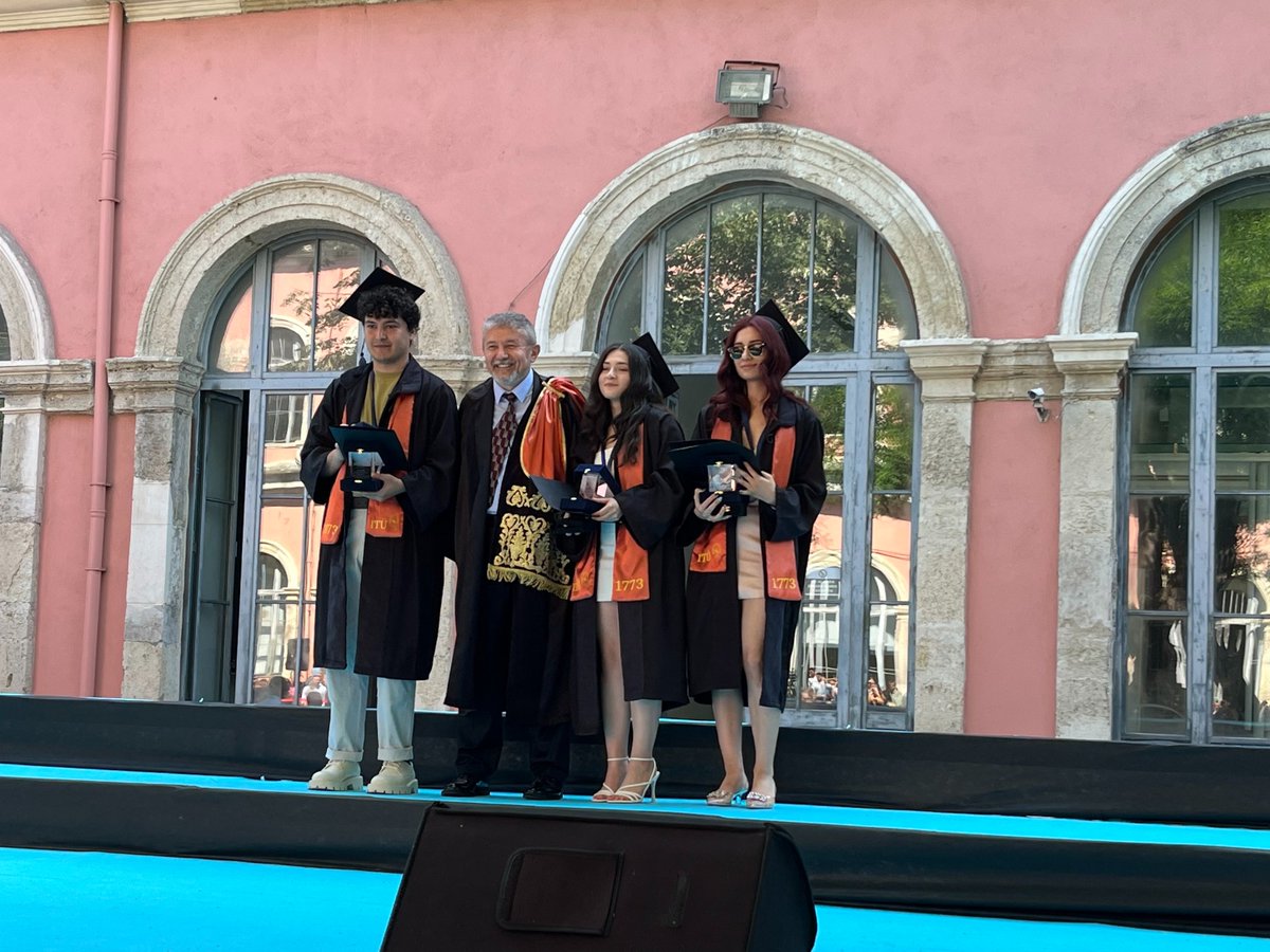itutaskisla's tweet photo. Ortabahçe’de mezunlarımızın, ailelerinin ve akademisyenlerimizin katılımı ile 2022-2023 Lisans Mezuniyet Törenini gerçekleştirdik. #ITUTaskisla #TaşkışlaMezuniyet https://t.co/NxEeHpjM3r
