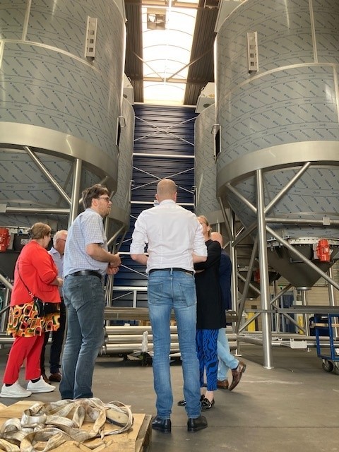 Vandaag bezocht het college Spako en Van Bussel Metaaltechniek. Zeer interessant om een kijkje in de keuken te krijgen van beide bedrijven en te zien wat voor een verscheidenheid aan producten en onderdelen zij maken. Kortom een mooi bedrijf met inmiddels meer dan 100 medewerkers