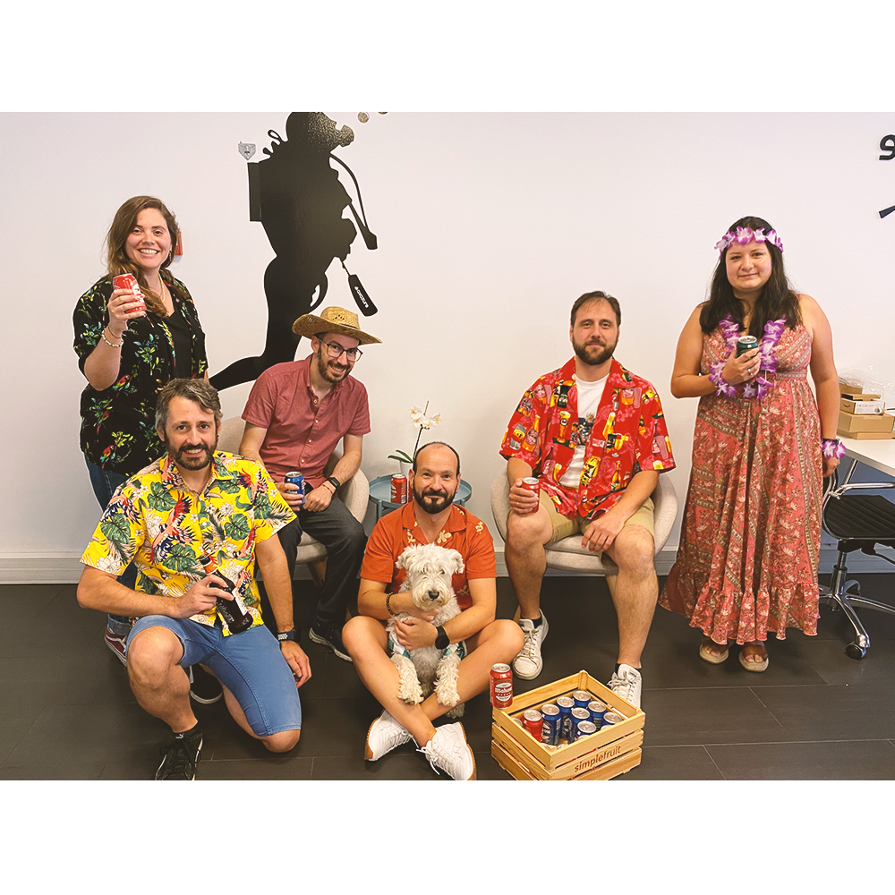 🌺 Estilo hawaiano, sonrisas radiantes y un espíritu de equipo imparable on site y on line. Nuestra última formación interna #PowerFriday de la mano de Alexandra Salinas. 🌴🤙 #FormaciónTropical #AxazureRocks