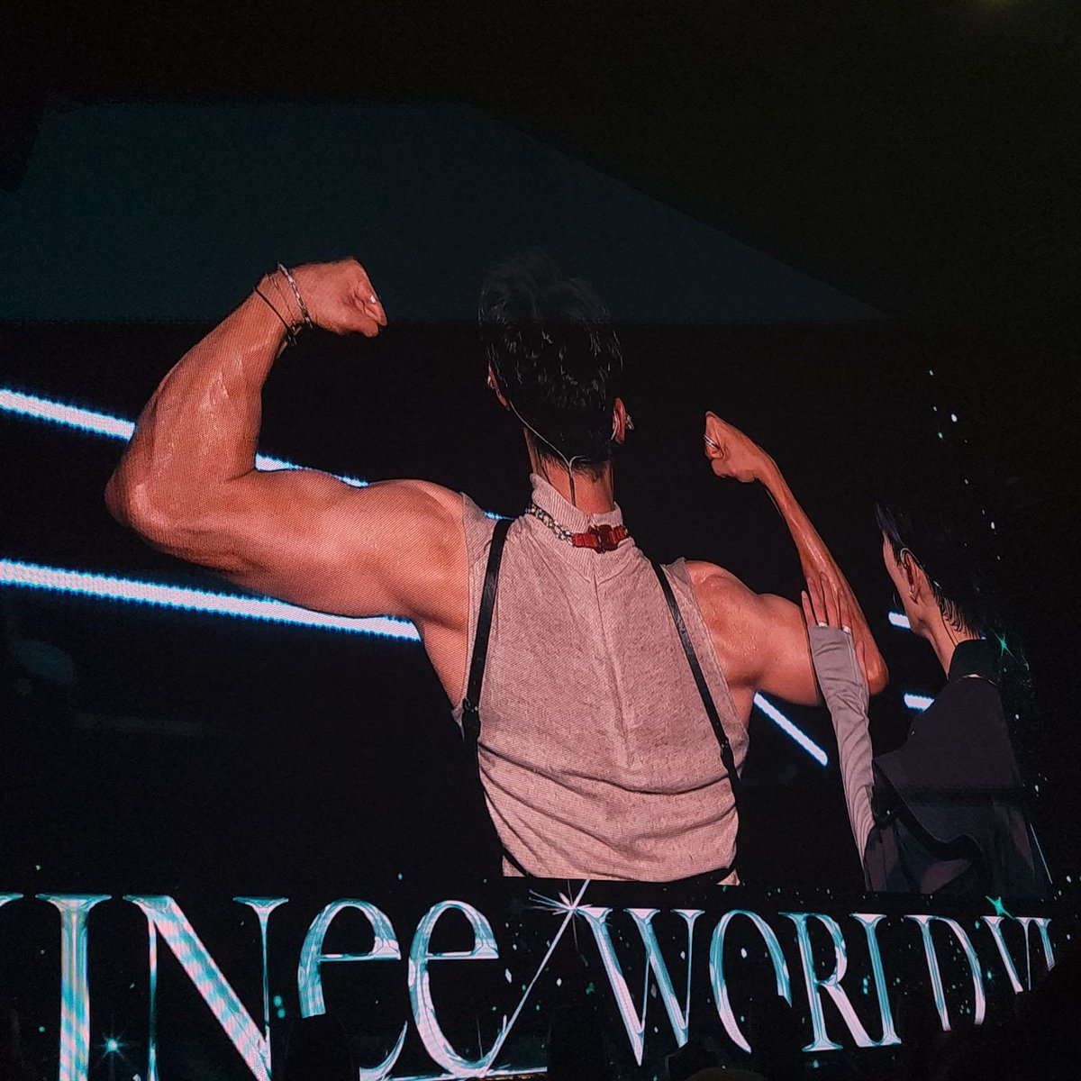 ondaram1991's tweet photo. 민호씨 얼굴보다 팔뚝이 두꺼우세요 https://t.co/FXgG2PxRja