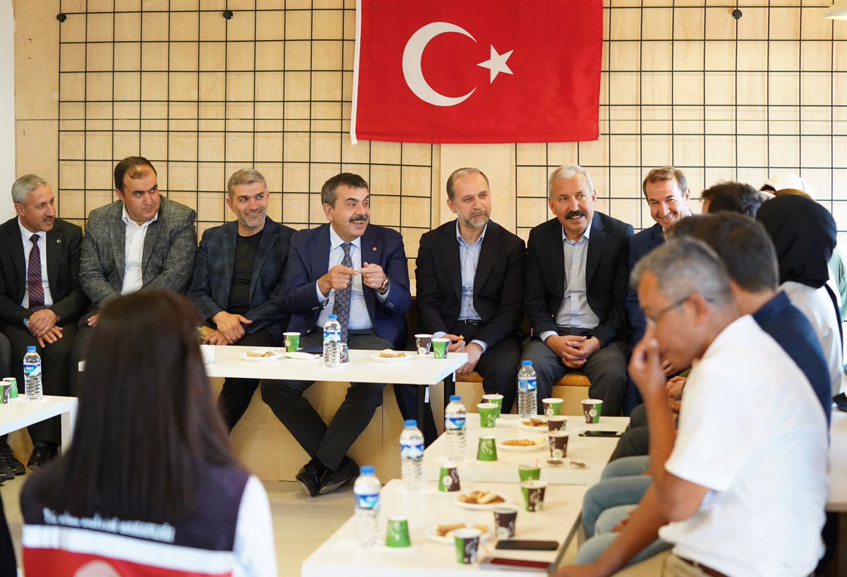 “Türk Devlet geleneğimizin ana unsurlarından birisi istişare kültürüdür.
Bu anlayışla tüm karar süreçlerimizde istişareyle hareket edeceğiz.”

Konteynır kentte, öğretmenlerimizle #öğretmenlerodası sohbetleriyle; beklenti ve çözüm önerilerini değerlendiriyoruz. 
📍Hatay (Antakya)