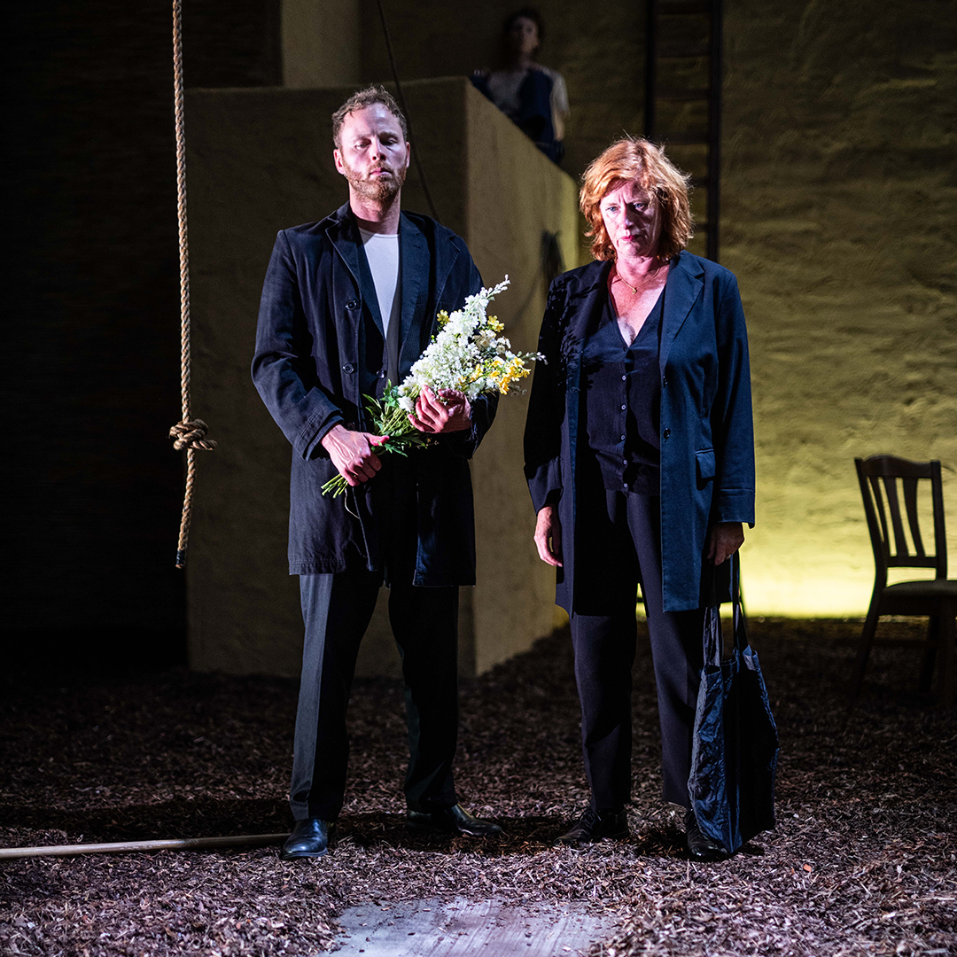 Morgen is het feest want dan gaat Tom op de boerderij in première! De nieuwe zomervoorstelling van Suburbia en <a href="/EnsembleBP/">Ensemble Black Pencil</a> met acteurs Johannes Wirix-Speetjens, Chiem Vreeken, <a href="/OdaSpelbos/">oda spelbos</a> en Dilan Yurdakul. De prachtige scènefoto’s zijn van @BartGrietens.