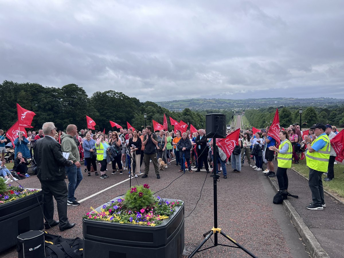 UniteunionNI's tweet photo. Hundreds of education workers gathered at #Stormont this morning for a rally to demand better pay after a week of strike action! #JobsPayConditions https://t.co/C57rS3PQhF