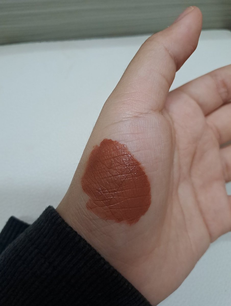 Tiyashare's tweet photo. Ngl, im in love with this lipmatte from silkygirl. I tell you, this is my second purchase sebab code dia lawaaaa sangat. Dahlah always sold out😭❤️ https://t.co/abOpXZPGpS