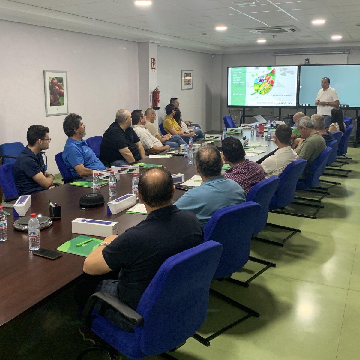 sipcam_iberia's tweet photo. Seguimos sembrando la semilla de #CropBalance en #hortícolas 🌱🫑

📍 La semana pasada tuvimos una gran acogida por los técnicos de #SUCA de Almería y la costa de Granada. 

💬 Nuestra delegada comercial Loli Requena presentó a nuestros compañeros Pedro Fernández y Daniel Mulas. https://t.co/GNySjp4CBr
