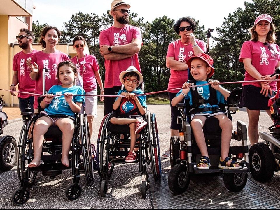 policlinicoMI's tweet photo. 50 bambini "su 4 ruote" e le loro famiglie in una vacanza al mare molto particolare.
Una vacanza per imparare a gestire insieme l'Atrofia Muscolare Spinale #SMA.
▶️https://t.co/QjsdvHP4Fh
#SAPRE #UONPIA #Miofigliohauna4ruote #raredisease #malattiarara #PoliclinicoMi https://t.co/x0QV6cyv0E