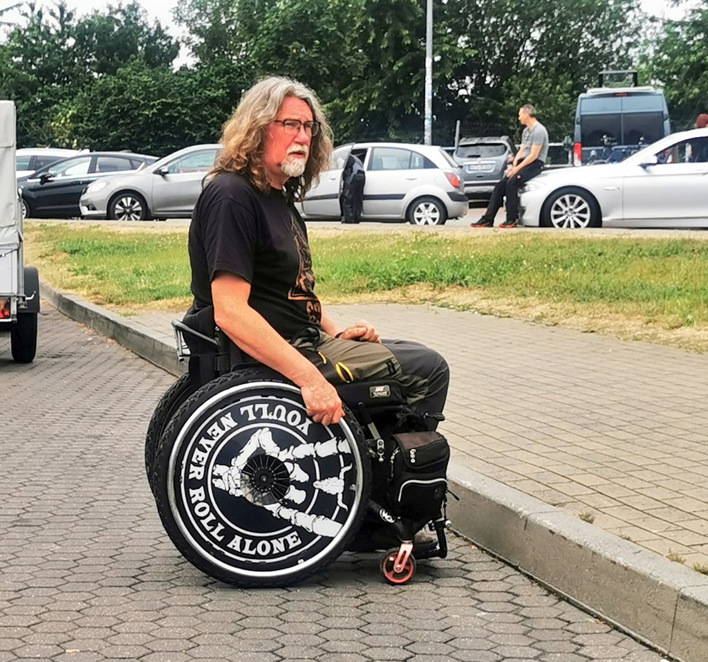 <a href="/Autobahn_Nord/">Autobahnverkehr Nord</a> Ahoy zusammen, bin gerade mit Wohnwagen auf die Raststätte Siems-Niendorf A20 Richtung Lübeck angehalten. Vom Parkplatz kommt man nicht barrierefrei zu den Toiletten. Das soll doch bestimmt nicht so! #Barrierefreiheit