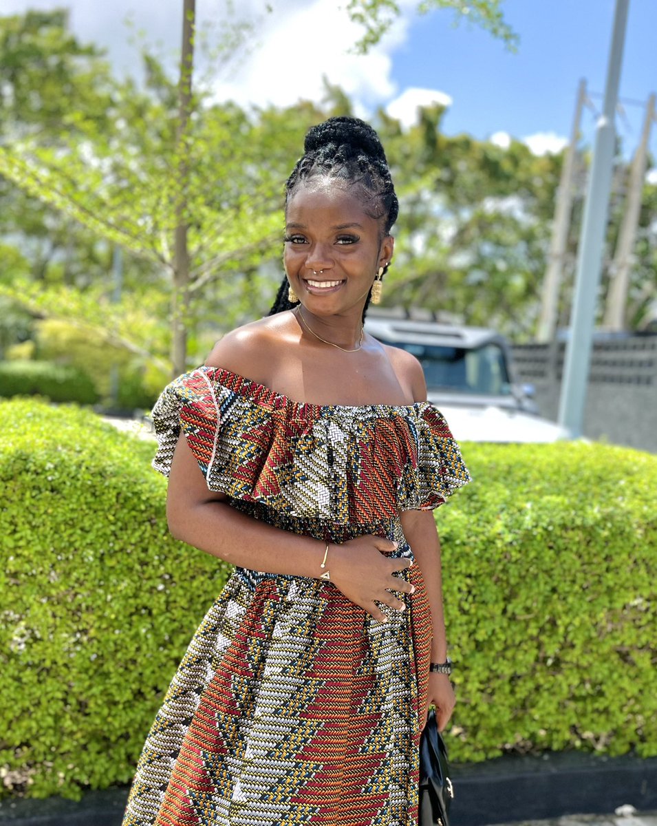 branchebyjb's tweet image. A beauty rocking the customized jumbo locs from us 🥰

#fauxlocs