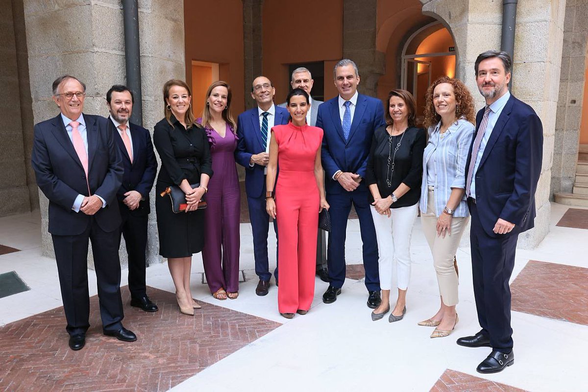 Hoy en la toma de posesión de la Presidente de la Comunidad de Madrid. 
Equipazo de Vox en Madrid, gente seria, dispuesta a defender valores y trabajar por la prosperidad de los españoles. 💪🇪🇸