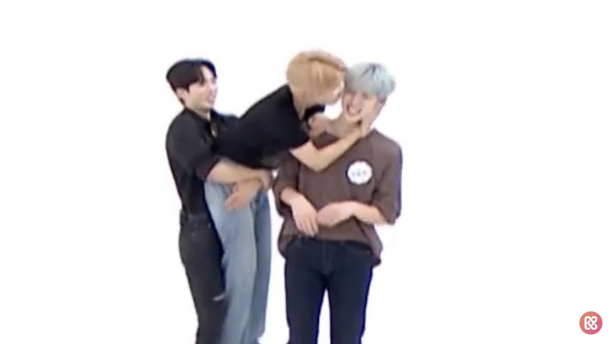 it’s not a wei weekly idol episode without the kisses 😚