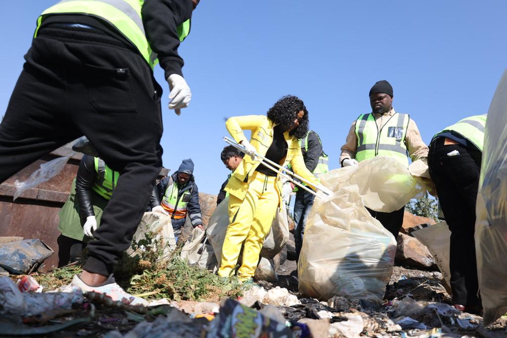 We've reached the second location for the clean-up.  
 #KleenaJoburg  #KnowYourJoburg #EPWPCleanUp ^LM