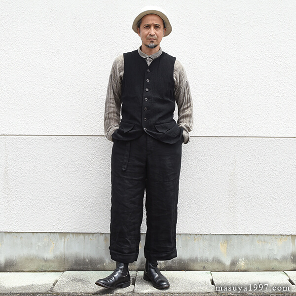 MASUYA1997's tweet photo. ジャンゴアトゥール新作
 “french worquera vest”
1770年代のフランスのウェストコートがイメージソースです。絶妙なVゾーンのカッティング、7個並んだフロントのボタンと前裾の特徴的なライン、尾錠付きのバックベルトと広がり気味の裾のシルエット、格別です！

https://t.co/volyx5MNhO https://t.co/K8twQhWMkg